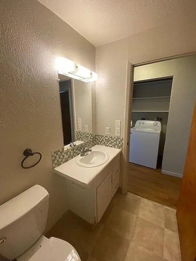 Building Photo - 2 bedroom 1 bathroom duplex with backyard ...