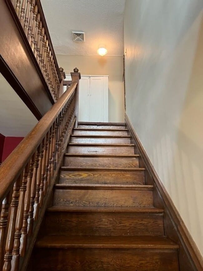 Building Photo - Beautiful 4 Bedroom 2 Bath House now Avail...