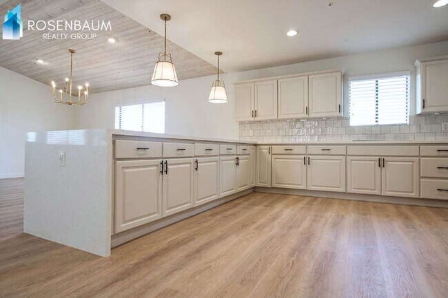 Building Photo - Stunning 2-beds, 2-baths Desert Retreat  in the highly desirable North Scottsdale area!