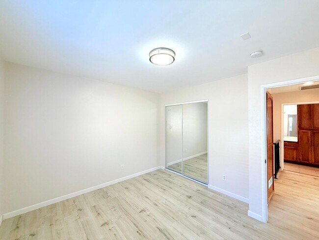 Building Photo - 762 W 21st St