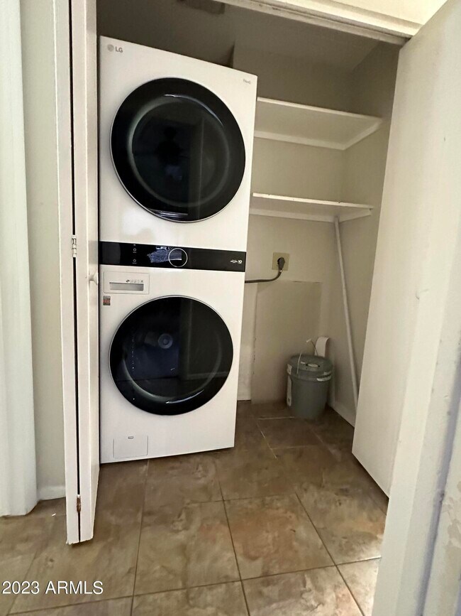 Building Photo - 930 N Mesa Dr