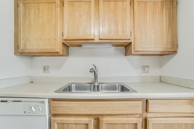 Building Photo - Oakbrook Manor Apartments (Oakbrook Manor ...