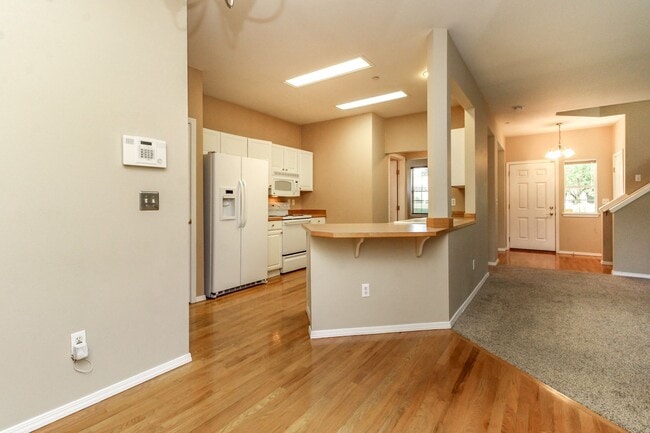 Building Photo - Charming 3-bedroom Craftsman Style DuPont ...