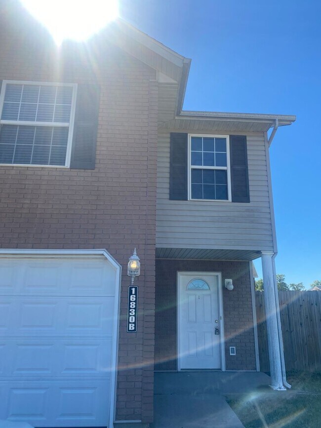 Building Photo - 16830 Huntington Ln