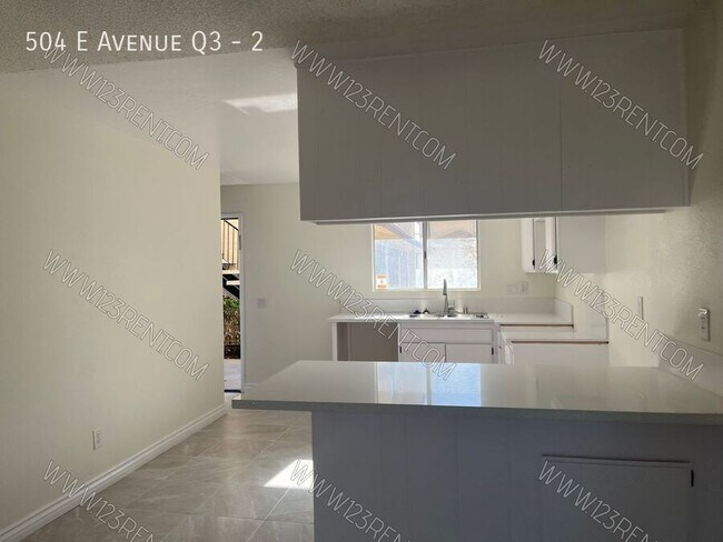 Building Photo - 504 E Ave Q3