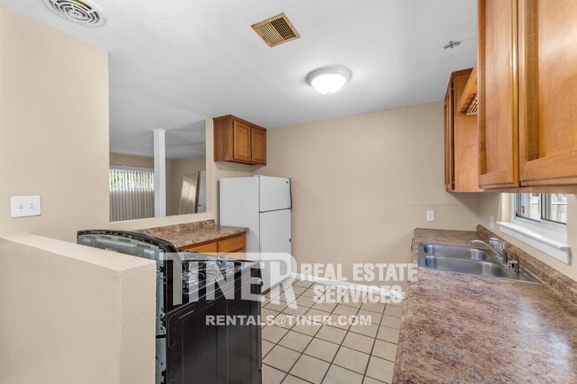 Building Photo - Sunny North Highlands Home
