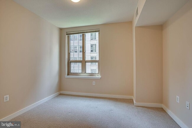 Building Photo - 888 N Quincy St