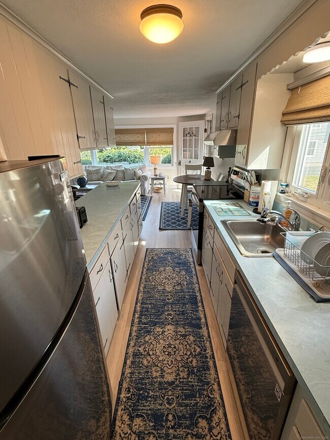 Building Photo - 2 Reed Ave