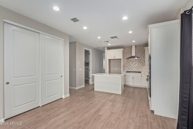 Building Photo - 2035 E Northwood Dr