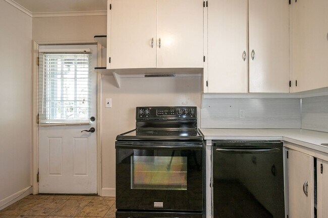 Building Photo - 3 Bedroom 1 Bath in Tulsa