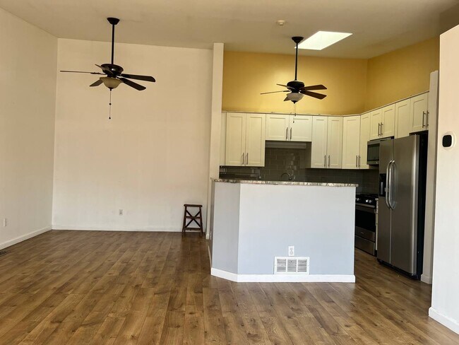 Building Photo - 1891 Vine Way Dr