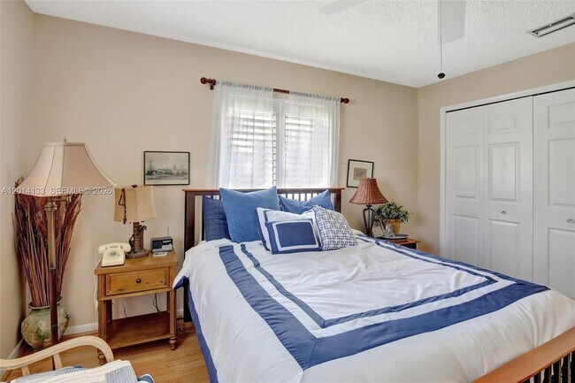 Building Photo - 5320 SW 21st Ct