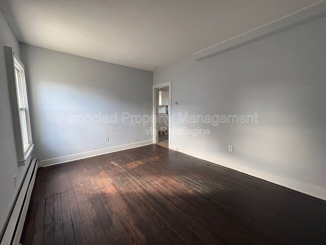 Building Photo - 206 Main St