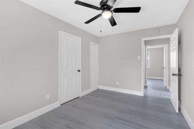 Building Photo - This beautifully remodeled duplex offers m...