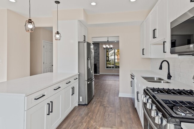 Building Photo - 546 W Parkside Dr