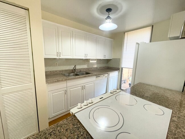 Building Photo - Well Maintained 3 Bed, 2.5 Bath Townhome i...