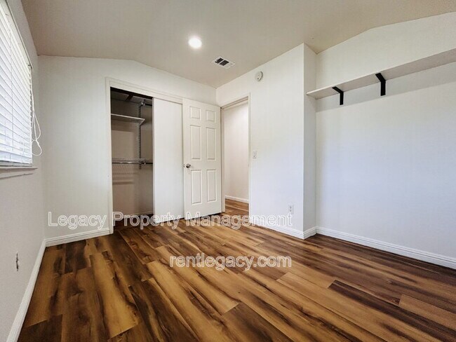 Building Photo - 493 Dahlia St