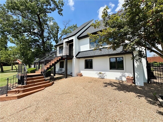 Building Photo - 624 S Horsebarn Rd