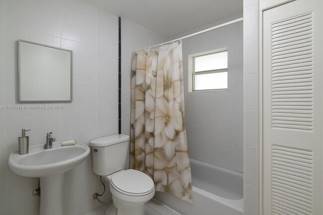 Building Photo - 3925 SW 88th Pl