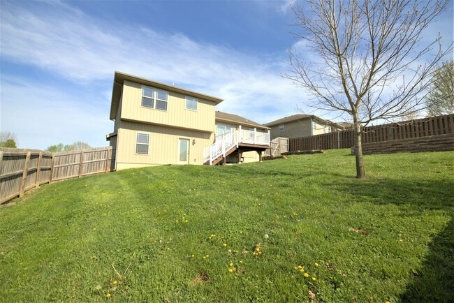 Building Photo - Charming Split Level in Ozark!