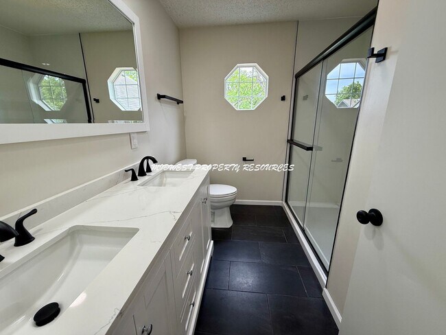Building Photo - Amazing 3 Bedroom Home!