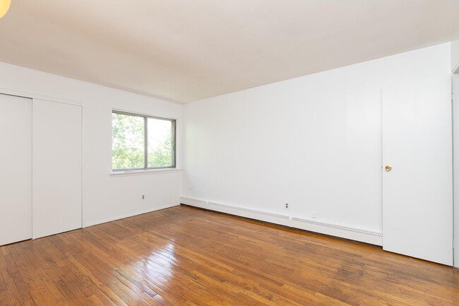 Building Photo - 52,54-54 Blydenburgh Ave
