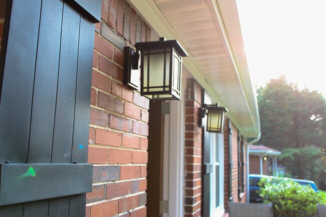 Building Photo - 2287 Vistamont Dr