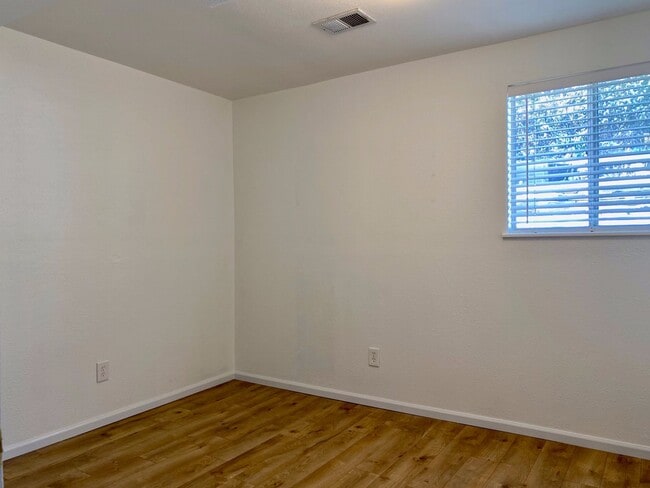 Building Photo - Spacious Tri-Level Home Featuring 4BD/2.5B...