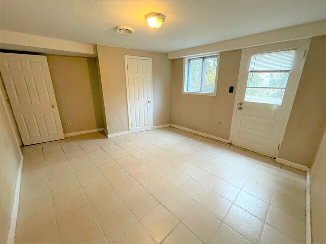 Building Photo - Large Duplex home with giant deck, parking, in quiet neighborhood, Available in June