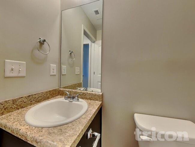 Building Photo - 452 Shady Glen