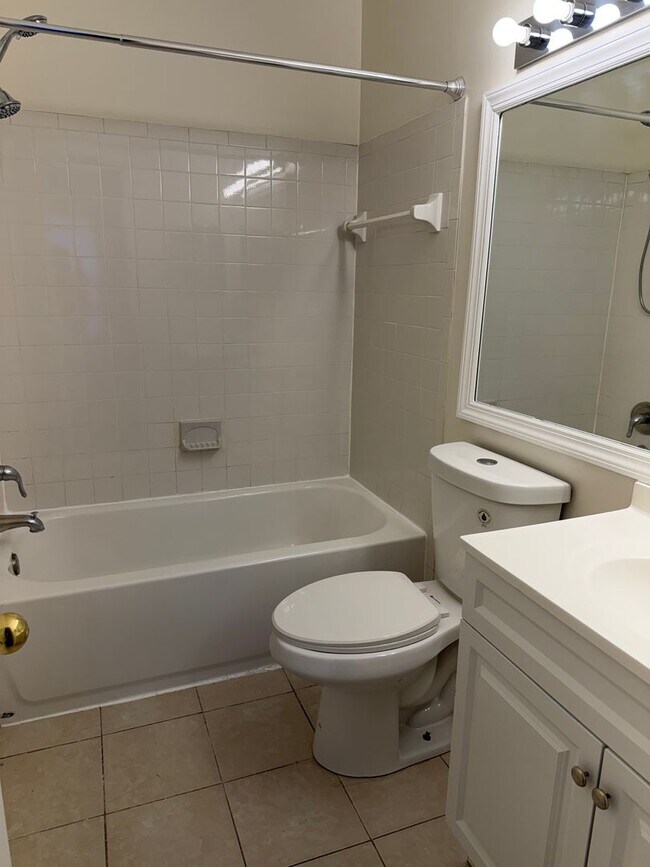 Building Photo - 3 LEVEL TOWNHOUSE WITH 3BEDROOMS AND 2 FULL BATHS