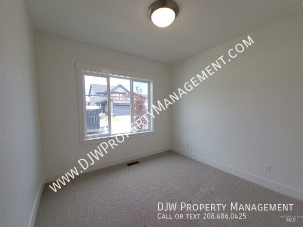 Building Photo - 4658 S Hennessy Ave