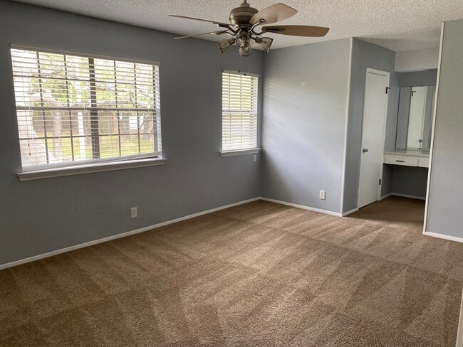 Building Photo - 301 Starbright Dr