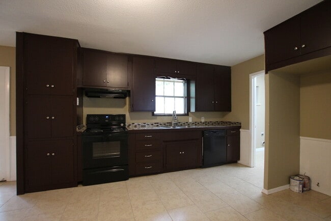 Building Photo - Tour Today! Charming 3 Bedroom, 2 Bathroom Home in Tyler!