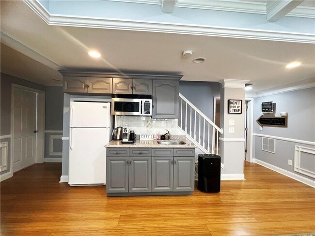 Building Photo - 7190 Belcrest Dr