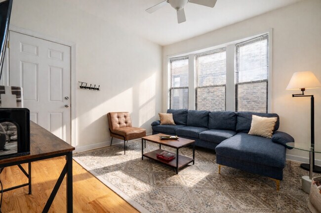 Building Photo - 906 N Damen Ave