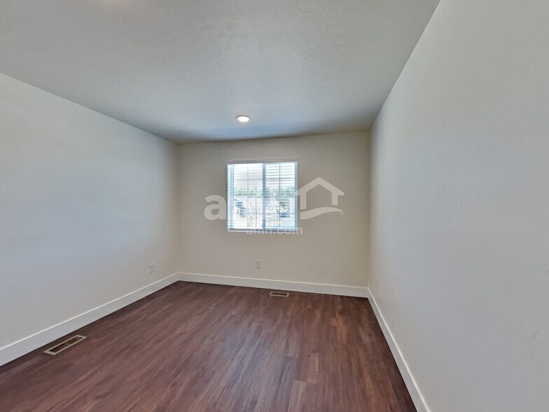 Building Photo - 967 N Nichole Ave