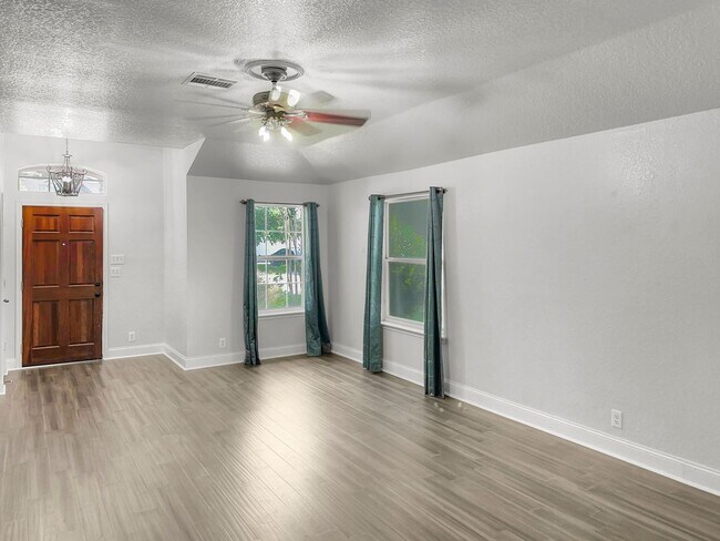 Building Photo - Immediate Move In Available