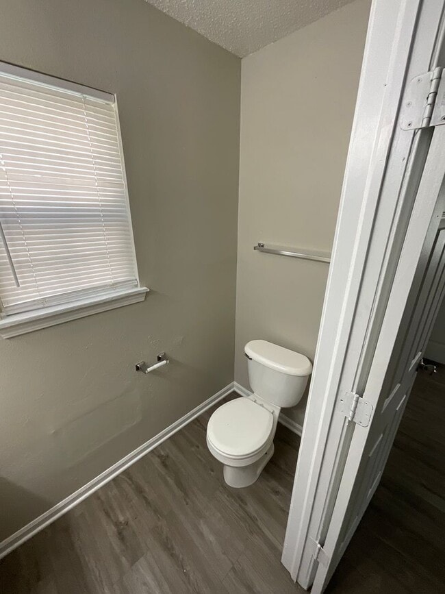 Building Photo - 3 Bed 1.5 Bath