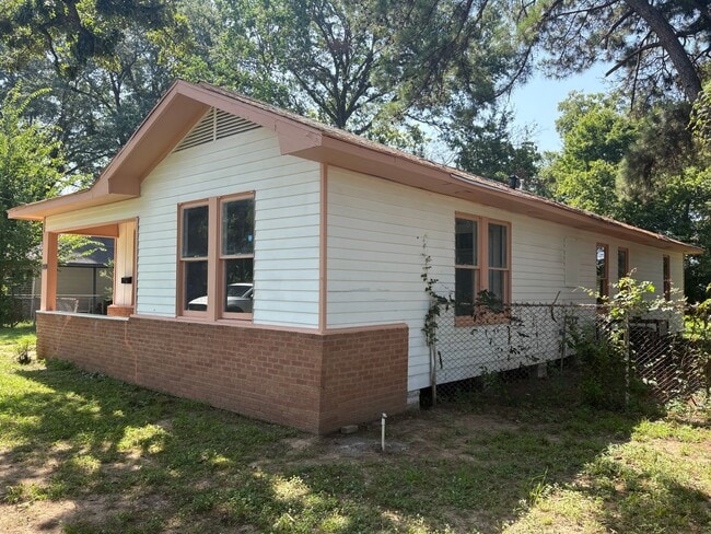 Building Photo - Amazing 4 bedroom/1 bath home with Central Air & Heat!
