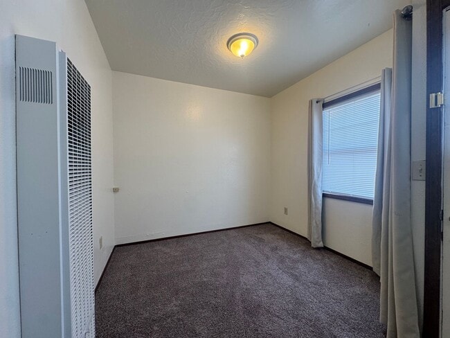 Building Photo - 6th &amp; N