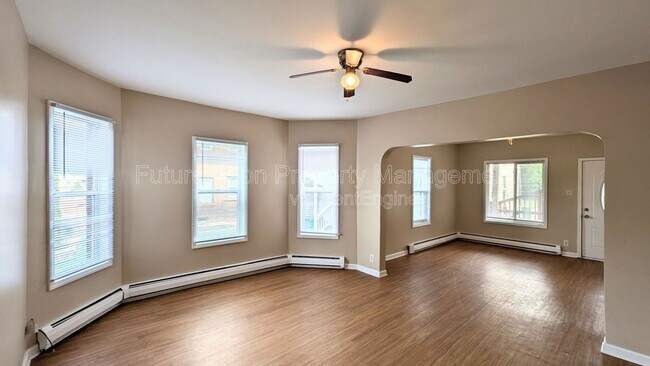 Building Photo - 837 N Broadway St