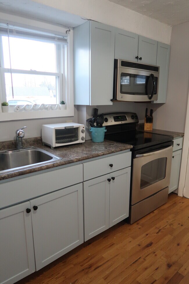 Fully stocked kitchen - 266 Cosey Beach Ave