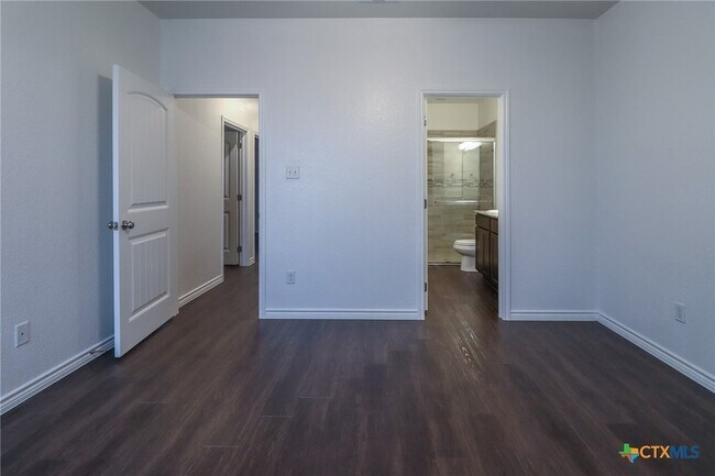 Building Photo - 5005 Rose Gdn Lp