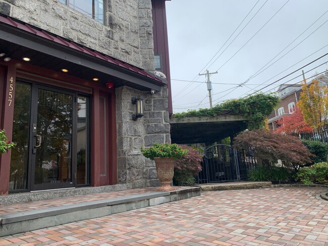 Building Photo - Beautiful 2 Bedroom
