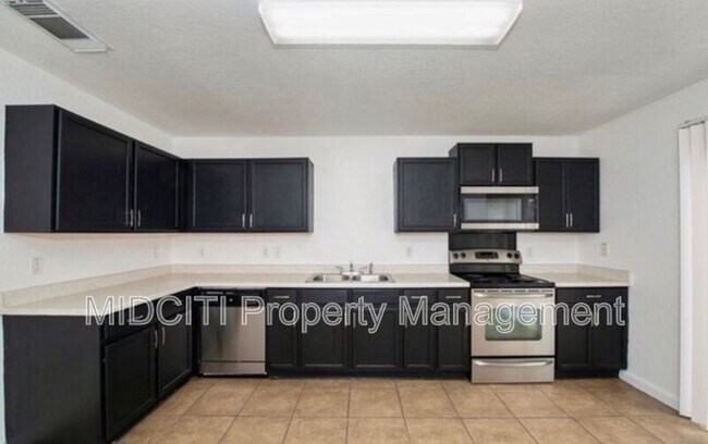 Building Photo - 9739 Chelsea Cir
