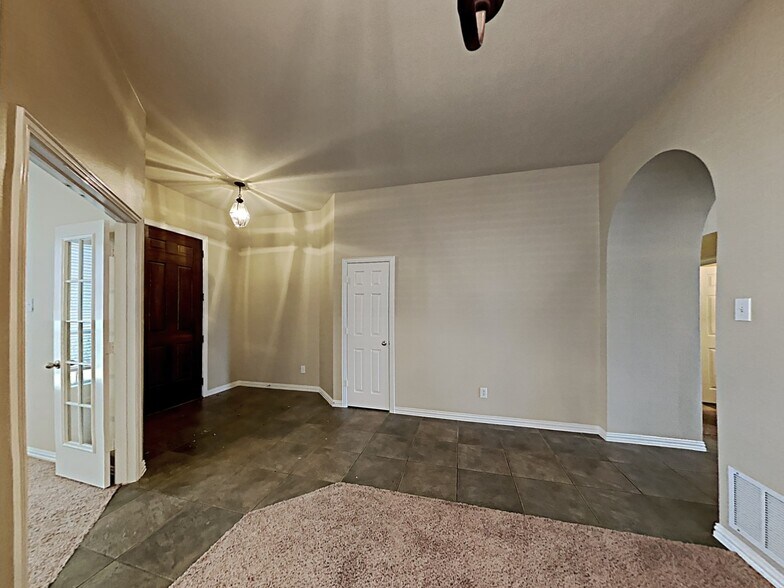 Building Photo - 1310 Golf Club Dr