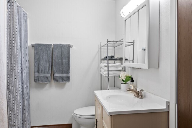 Building Photo - 814 W Bleeker St