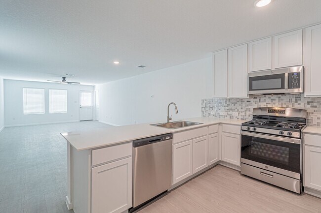 Building Photo - MOVE IN READY 4 BD | 2 BA | 2 CAR GARAGE B...