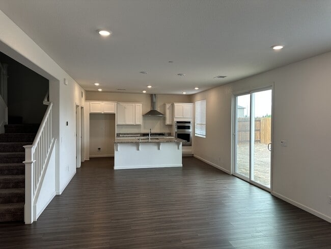 Building Photo - Manteca 5 Bedroom, 3 Bath Executive Style ...